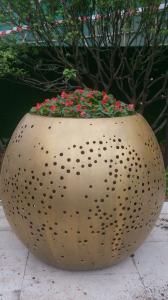 China Modern Large Metal Flower Pot Garden Crafts Hollow Outdoor Metal Plant Pots on sale