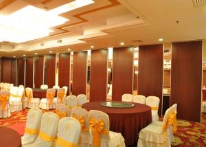 China Sound Proof Movable Partition Walls Restaurant Decorative Partition Wall on sale